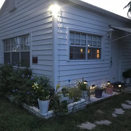 White Wooden House Apartment Hollywood Exterior photo